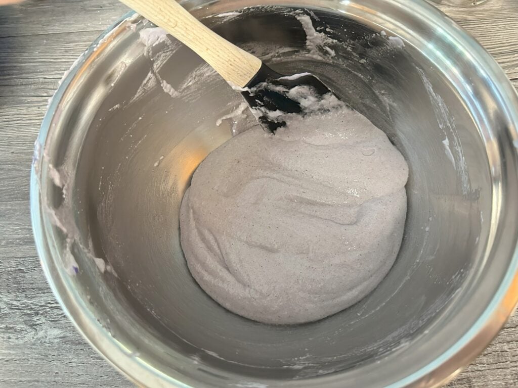 Mixing the macaronage.